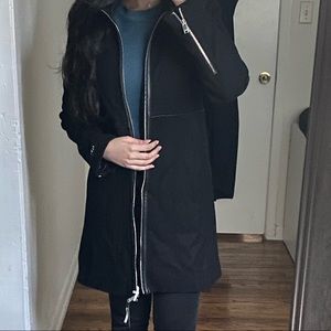 This elegant and versatile coat by Dkny, is in brand new condition.